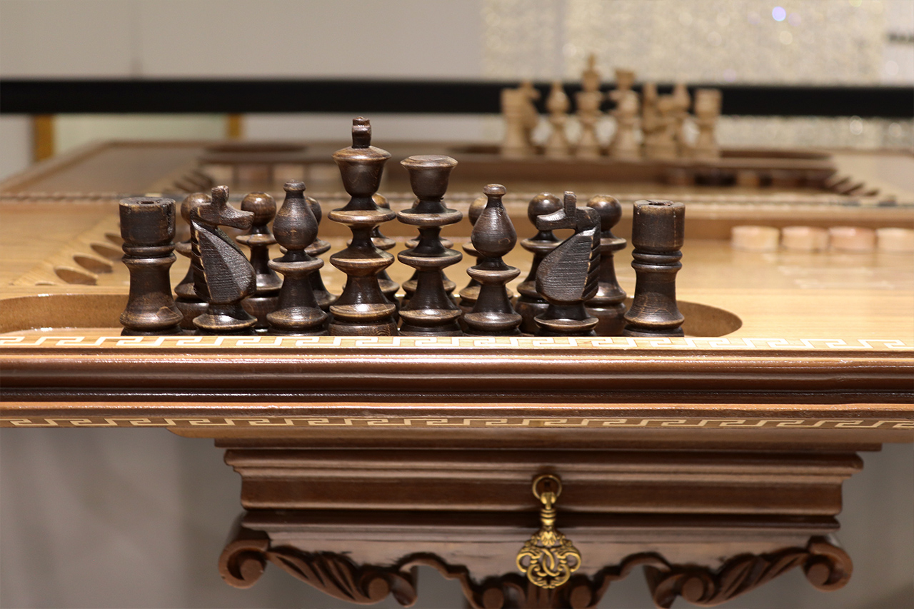 میز تخته نرد و شطرنج کلاسیک به همراه صندلی